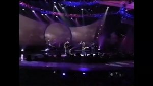 Keith Urban - Raining On Sunday (Live/Studio)