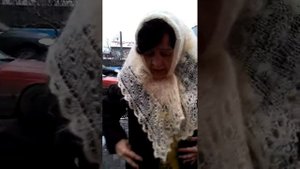 Пьяная бабуля бьет студентов