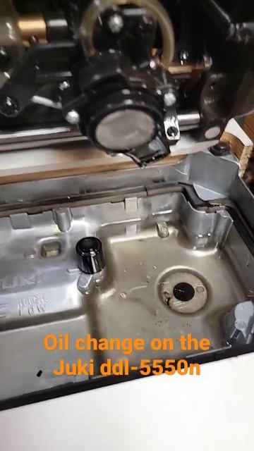 Changing the oil on the new Juki ddl-5550n sewing machine. смотреть онлайн