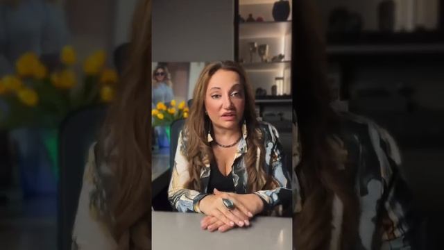 Сильная Женщина кормит Гордыню…