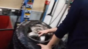 Как забортовать колесо руками,шиномонтаж по омски