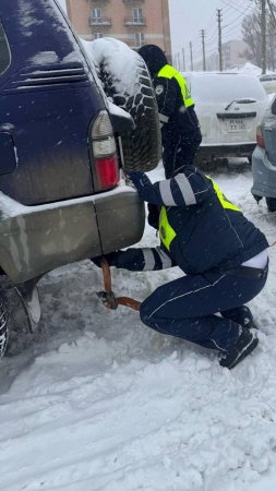 В Невельске автоинспекторы помогли женщине вызволить автомобиль из снежного плена