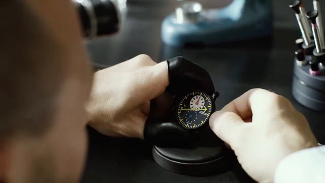 Alain Silberstein и Louis Erard выпустили совместную лимитированную модель Regulator смотреть онлайн