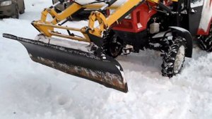 Уборка снега фронтальным погрузчиком мтз 320 4