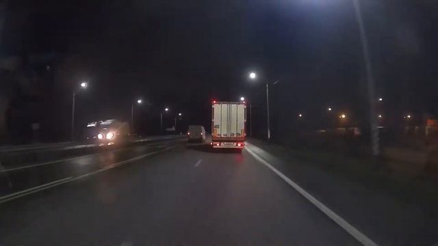 Движение на автомобиле от Зырянки до Тюмени в ночное время смотреть онлайн