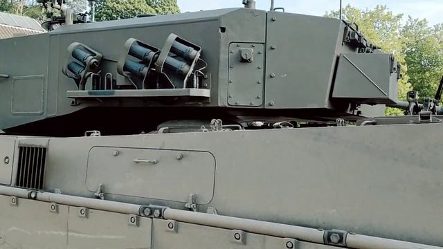 Walk around the Leopard 2 A4 tank смотреть онлайн