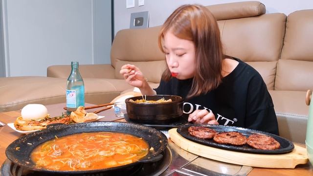 🍲소고기국밥+떡갈비🥩 솥뚜껑에 끓인 얼큰한 소고기국수엔 쏘주지!!(Ft.떡갈비) SPICY BEEF SOUP STEAK MUKBANG ASMR EATINGSHOW REALSOUN смотреть онлайн