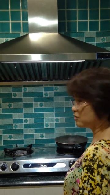 Hood width 1000 mm. And 600 watt motor. Suction 2700 m3 смотреть онлайн