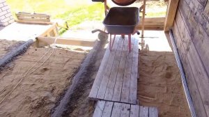 СДЕЛАЛ СТЯЖКУ НА ТЕРРАСЕ И ЗАЛИЛ ПЕРВЫЕ В ЖИЗНИ СТУПЕНИ СВОИМИ РУКАМИ #изстолицывдеревню#домвдеревн