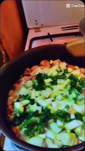 #РЕЦЕПТ.   КАБАЧКИ ЖАРЕНЫЕ С ШАМПИНЬОНАМИ И ЛУКОМ, И С ЗЕЛЕНЬЮ 😋.