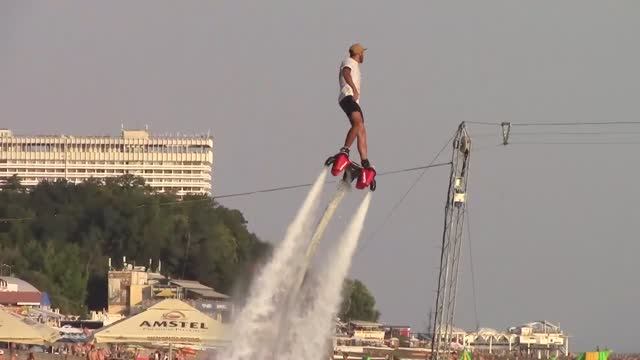 Водный экстрим Флайборд эйр шоу на воде летающие люди в Сочи