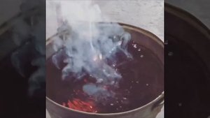 Выливаем расплавленный металл в воду
