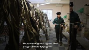 Волонтерская группа станицы Старочеркасской плетет масксети для бойцов СВО.