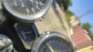 дочурка учится ездить на мотоцикле.