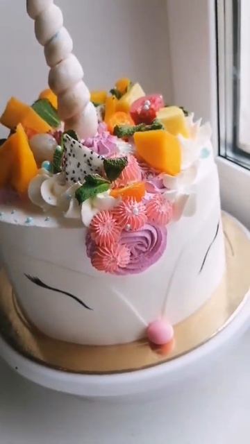 Вот такой тортик "Единорог" с тропическими фруктами получился🤤
