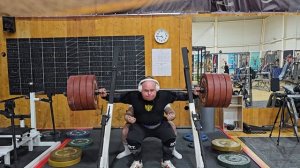 Приседаю в наколенниках и жму 180 кг!