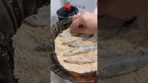 Отлетает как семечки.) Мойва жареная в панировке!