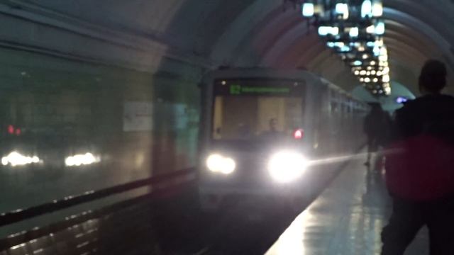 Электропоезд 81-740\741"Русич" прибывает на станцию Фрунзенская. смотреть онлайн