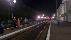 ТЕПЛОВОЗ 2ТЭ10УТ-0086 С ПРИВЕТЛИВОЙ ЛОКОМОТИВНОЙ БРИГАДОЙ ТИФОН ГУДОК ГРОМКИЙ С ПАССАЖИРСКИМ ПОЕЗДО