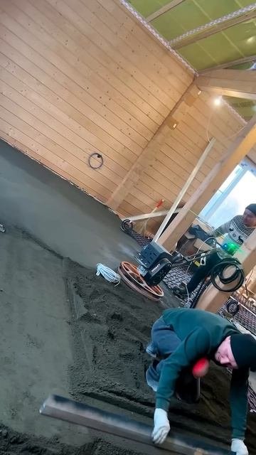 Устройство полусухой цементно-песчаной стяжки в доме из бруса #строительство #стяжкапола #домизбруса