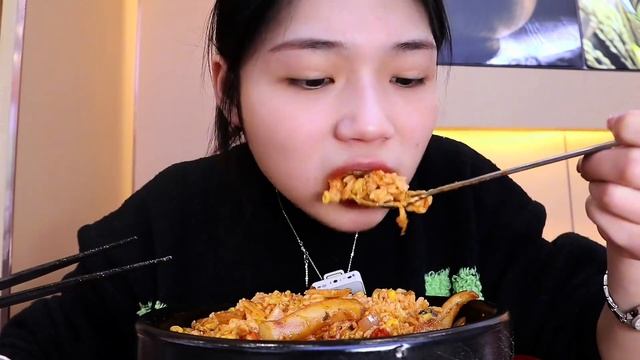 自制铁板鱿鱼芝士拌饭，1人连吃3碗拌饭1碗面条，饭量把老板惊呆了【大脸楠楠】 смотреть онлайн