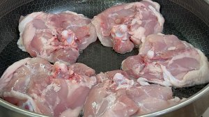 Беру куриные бедрышки и готовлю ужин, от которого у мужа текут слюнки. Съедаем 3 кг за неделю