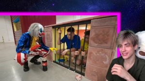 ВЛАД А4 Маленький vs ГИГАНТСКИЙ Непробиваемый Ящик ! *ЗАПЕРТЫ ВНУТРИ ЧЕЛЛЕНДЖА* РЕАКЦИЯ НА ВЛАДА А4