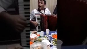 Гаджи (Зилмукь) в весëлой компании друзей. Хорошая даргинская песня🎶🎤🎵