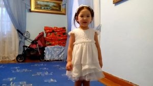 Маленькая девочка поёт класс