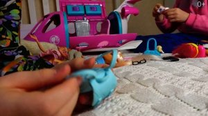 Большой самолёт для кукол Барби, летит на Мальдивы! Обзор от Маши и Вики. 0+