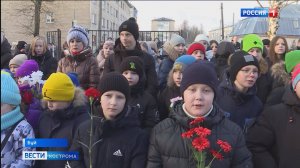 Словно 1 сентября: школьники Буя пришли в школу с цветами