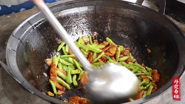 【丹霞春姐】春姐剥玉米，中午做顿豆角焖面，肉汁浸入面条，吃上2碗都不过瘾