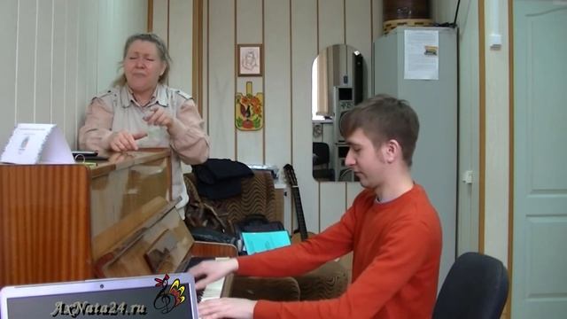 Урок вокала. Преподаватели на перемене структурируют джазовый стандарт смотреть онлайн