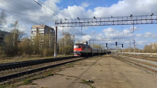 Общий вагон! ТЭП70-215 с поездом №79/80 Калининград - Санкт-Петербург проезжает Менделеевскую. смотреть онлайн