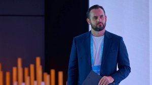 Ведущий конференции - Илья Терновой