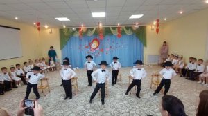 Танец с шляпами