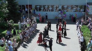 Последний звонок. Прощальный танец с любимыми учителями.