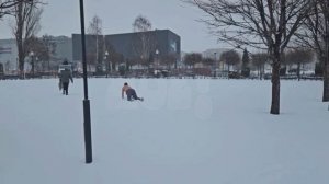 Тем временем полуголый мужчина отдыхает на снегу в Северном, около "Арены".