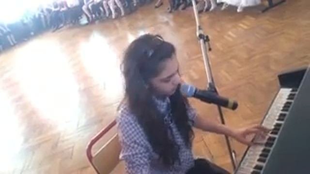 красиво поет