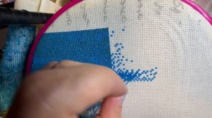 Живой процесс вышивки многоцветки крестиком