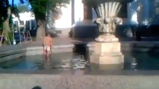бомж в фонтане смотреть онлайн