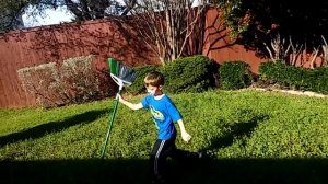 Богдан подметает во дворе 1 часть