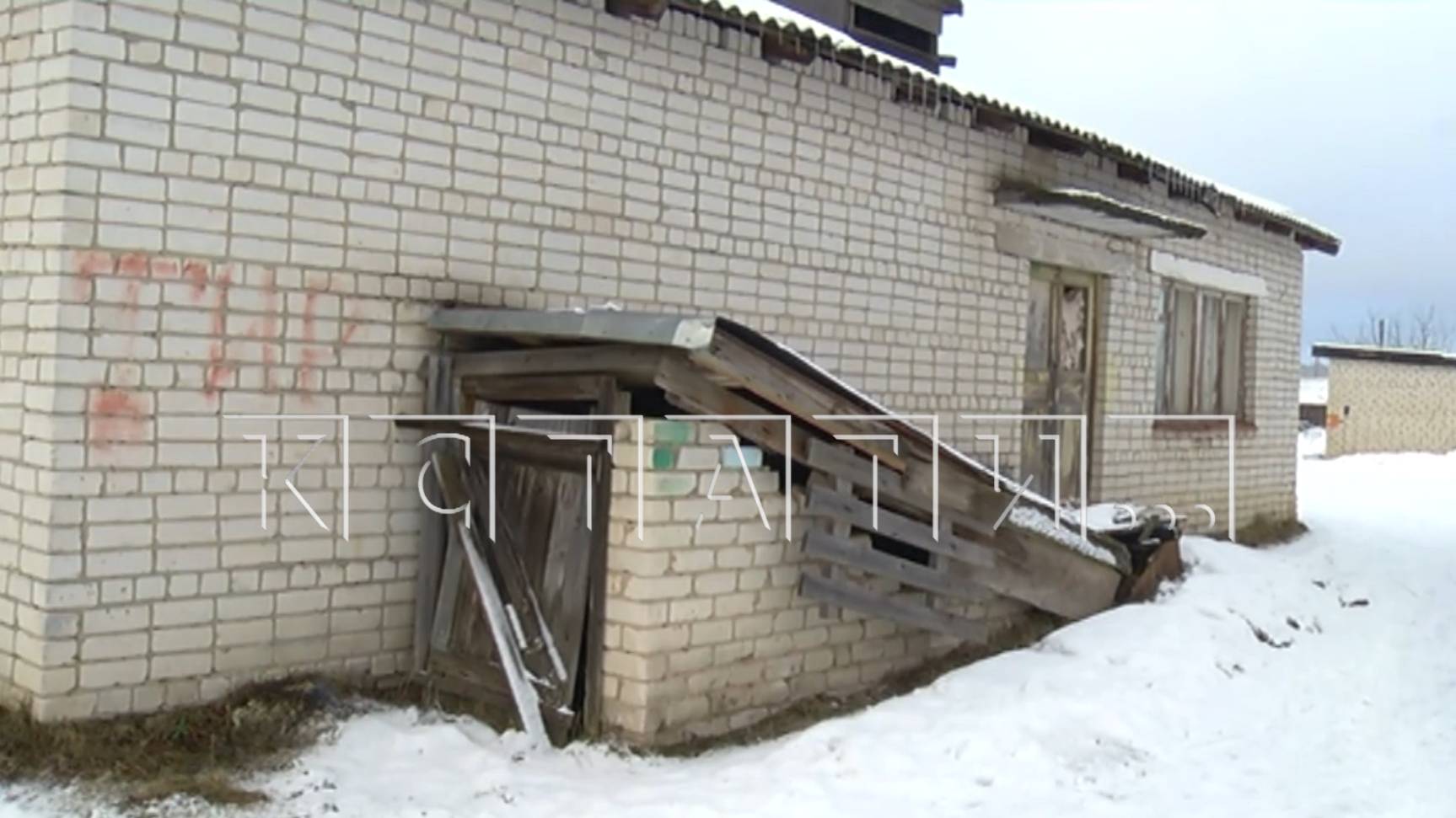 За якобы проведённый за 5 дней капремонт школьного пристроя деньги выплатили, а он разваливается