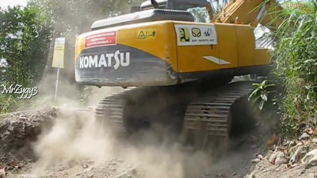 Excavator Keihatsu 921C Crawl River Bank For Refuel смотреть онлайн