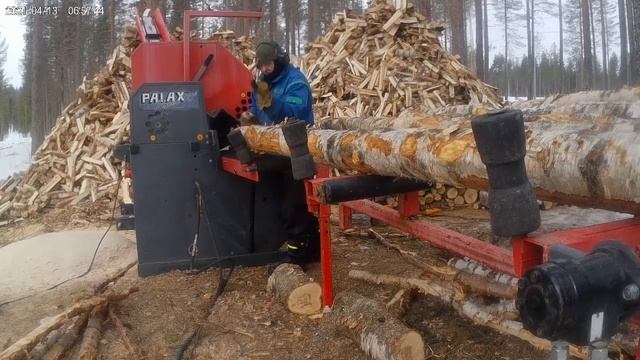 Polttopuiden tekoa Palax Power 70S klapikoneella смотреть онлайн