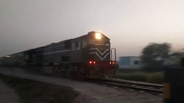 Hbu-20 8041 leading Mehar express in 58 km/h speed from Sanawan смотреть онлайн