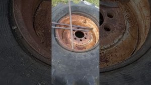 Как разбортировать переднии баллон на комбайне одному