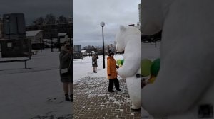 Танцы, поздравления с Мишкой