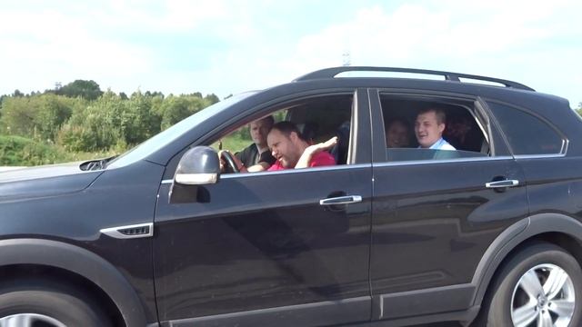 Пацаны в машине угарают... смотреть онлайн