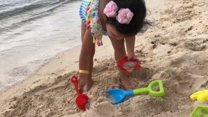 Kids building sand castles on the beach and having fun! / Строим песочные замки на пляже!